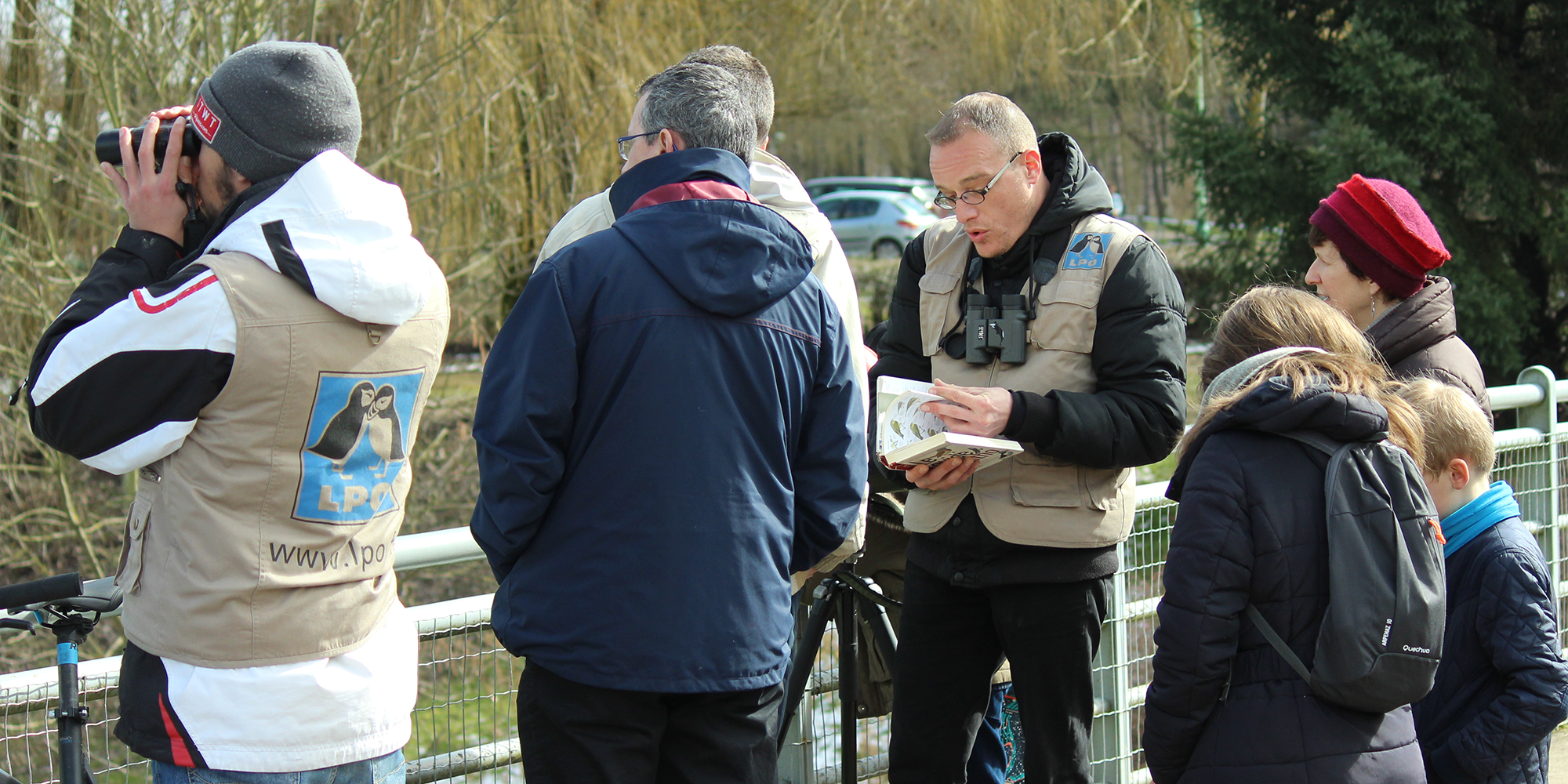 groupe en observation, dont deux personnes portant des gilets "LPO"